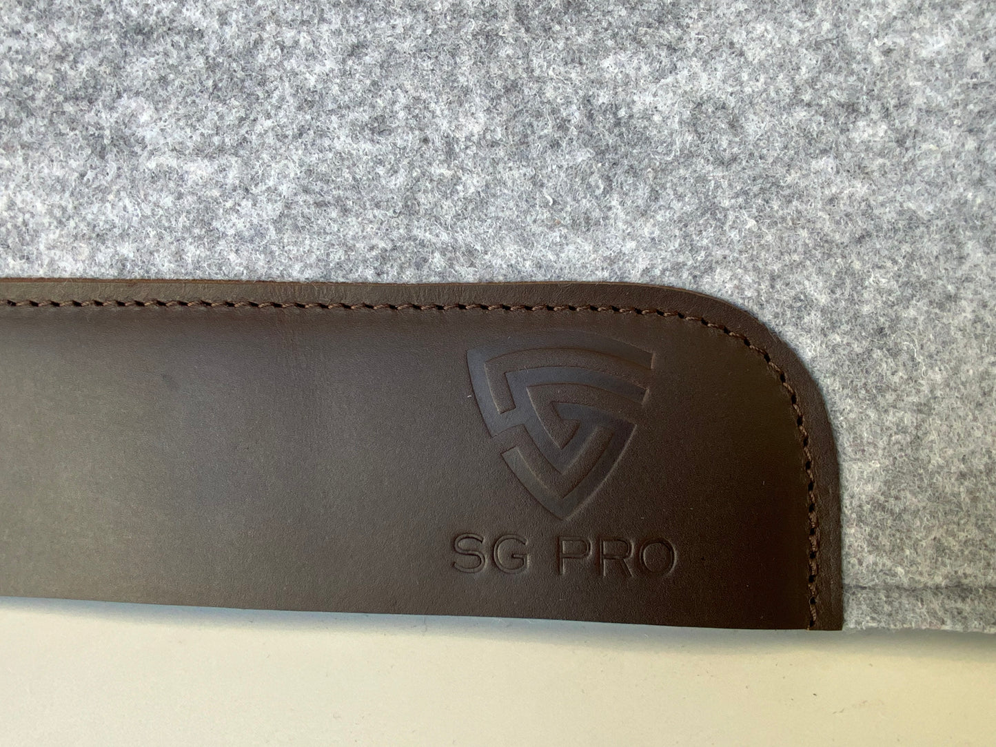 Sudadero Carona color Gris de fieltro de 32”X32” de 3/4” de grosor.