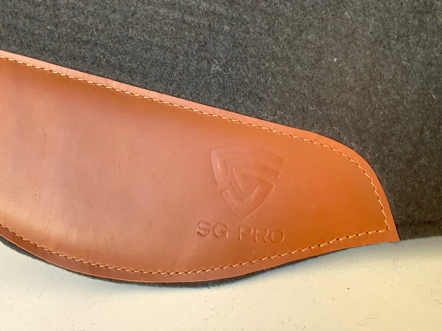 Sudadero Carona Cola de Pato, de fieltro de 33”X32” de 3/4 de grosor.